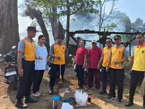 Jelang Hari Raya Waisak, Masyarakat dan Polisi di Jepara Bersihkan Makam