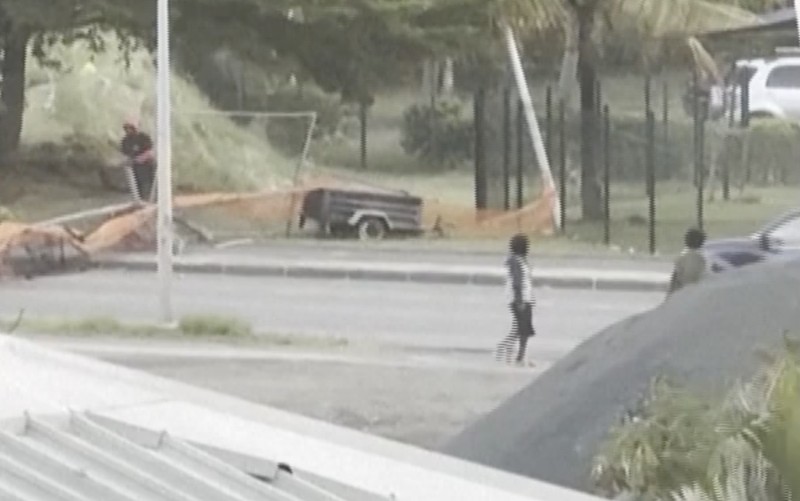 Pemandangan mobil-mobil yang terbakar di jalan, di tengah protes yang dipicu oleh kemarahan di kalangan penduduk asli Kanak atas amandemen konstitusi yang disetujui di Prancis yang akan mengubah siapa yang diizinkan untuk berpartisipasi dalam pemilu, yang dikhawatirkan oleh para pemimpin lokal akan melemahkan suara Kanak, di Noumea, New Kaledonia, 21 Mei 2024, dalam tangkapan layar ini diperoleh dari video media sosial. (Instagram @ericpaidjan/via REUTERS)
