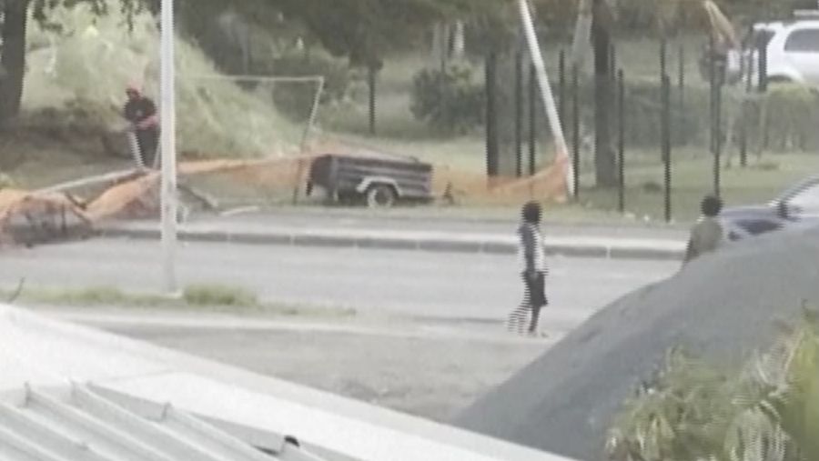 Pemandangan mobil-mobil yang terbakar di jalan, di tengah protes yang dipicu oleh kemarahan di kalangan penduduk asli Kanak atas amandemen konstitusi yang disetujui di Prancis yang akan mengubah siapa yang diizinkan untuk berpartisipasi dalam pemilu, yang dikhawatirkan oleh para pemimpin lokal akan melemahkan suara Kanak, di Noumea, New Kaledonia, 21 Mei 2024, dalam tangkapan layar ini diperoleh dari video media sosial. (Instagram @ericpaidjan/via REUTERS)