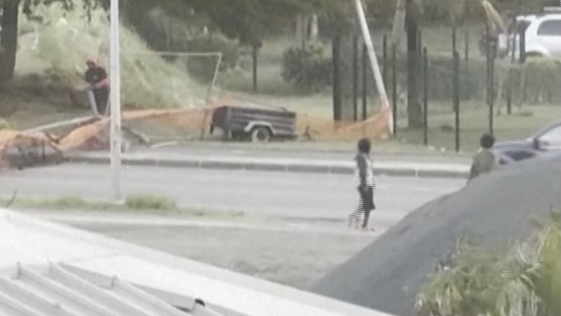 Pemandangan mobil-mobil yang terbakar di jalan, di tengah protes yang dipicu oleh kemarahan di kalangan penduduk asli Kanak atas amandemen konstitusi yang disetujui di Prancis yang akan mengubah siapa yang diizinkan untuk berpartisipasi dalam pemilu, yang dikhawatirkan oleh para pemimpin lokal akan melemahkan suara Kanak, di Noumea, New Kaledonia, 21 Mei 2024, dalam tangkapan layar ini diperoleh dari video media sosial. (Instagram @ericpaidjan/via REUTERS)