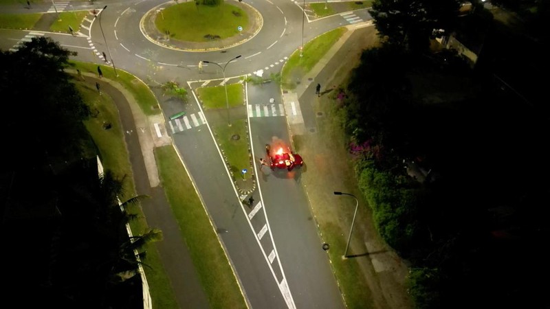 Pemandangan mobil-mobil yang terbakar di jalan, di tengah protes yang dipicu oleh kemarahan di kalangan penduduk asli Kanak atas amandemen konstitusi yang disetujui di Prancis yang akan mengubah siapa yang diizinkan untuk berpartisipasi dalam pemilu, yang dikhawatirkan oleh para pemimpin lokal akan melemahkan suara Kanak, di Noumea, New Kaledonia, 21 Mei 2024, dalam tangkapan layar ini diperoleh dari video media sosial. (Instagram @ericpaidjan/via REUTERS)