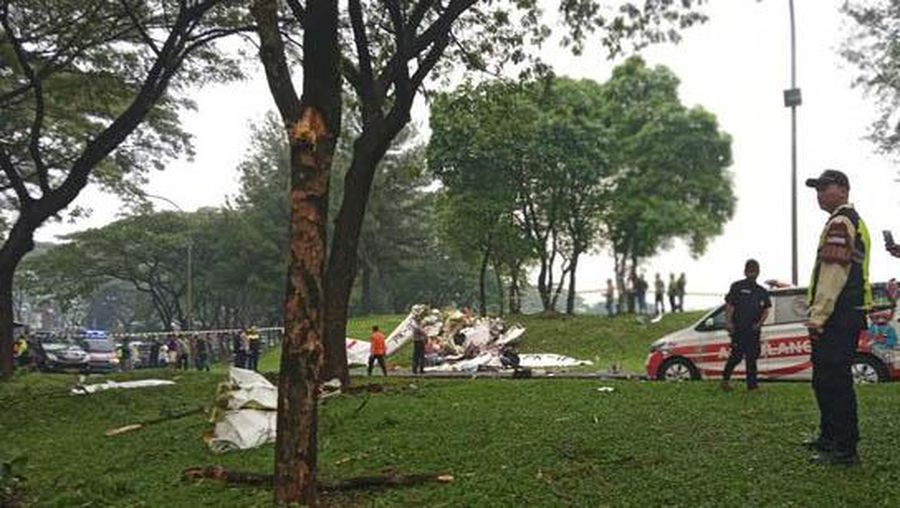 Sebuah pesawat latih PK-IFP jatuh di kawasan Lapangan Sunburst, BSD City, Serpong, Tangerang Selatan, Minggu (19/5/2024). (CNBC Indonesia/Teti Purwanti)