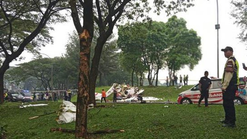 Sebuah pesawat latih PK-IFP jatuh di kawasan Lapangan Sunburst, BSD City, Serpong, Tangerang Selatan, Minggu (19/5/2024). (CNBC Indonesia/Teti Purwanti)