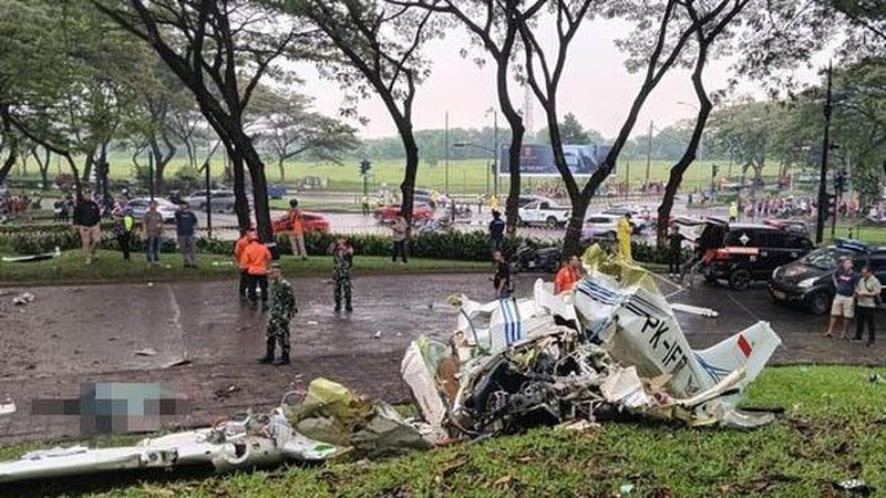Sebuah pesawat latih PK-IFP jatuh di kawasan Lapangan Sunburst, BSD City, Serpong, Tangerang Selatan, Minggu (19/5/2024). (CNBC Indonesia/Teti Purwanti)