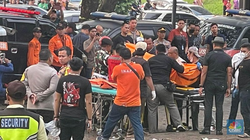 Sebuah pesawat latih PK-IFP jatuh di kawasan Lapangan Sunburst, BSD City, Serpong, Tangerang Selatan, Minggu (19/5/2024). (CNBC Indonesia/Teti Purwanti)