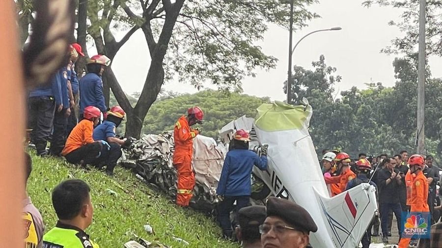 Sebuah pesawat latih PK-IFP jatuh di kawasan Lapangan Sunburst, BSD City, Serpong, Tangerang Selatan, Minggu (19/5/2024). (CNBC Indonesia/Teti Purwanti)