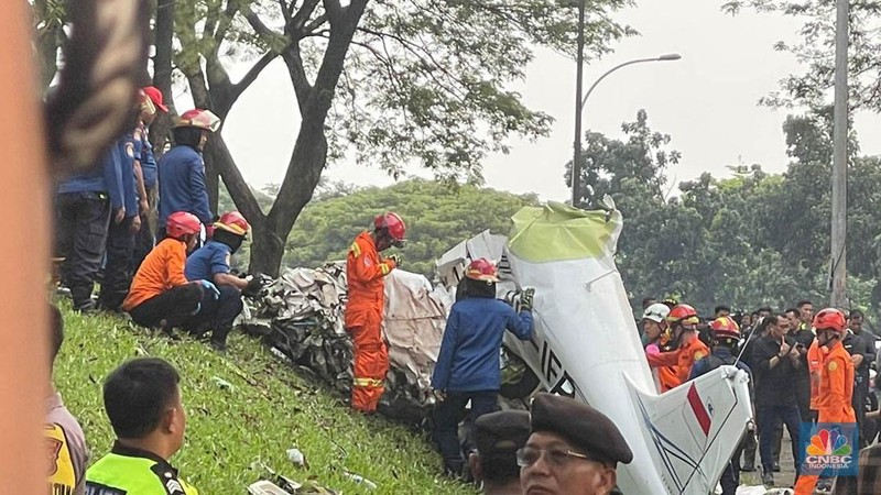 Sebuah pesawat latih PK-IFP jatuh di kawasan Lapangan Sunburst, BSD City, Serpong, Tangerang Selatan, Minggu (19/5/2024). (CNBC Indonesia/Teti Purwanti)