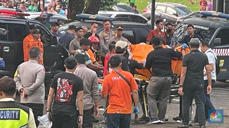 Sebuah pesawat latih PK-IFP jatuh di kawasan Lapangan Sunburst, BSD City, Serpong, Tangerang Selatan, Minggu (19/5/2024). Sebuah pesawat latih PK-IFP jatuh di kawasan Lapangan Sunburst, BSD City, Serpong, Tangerang Selatan, Minggu (19/5/2024). (CNBC Indonesia/Teti Purwanti)