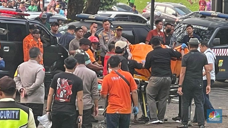 Sebuah pesawat latih PK-IFP jatuh di kawasan Lapangan Sunburst, BSD City, Serpong, Tangerang Selatan, Minggu (19/5/2024). (CNBC Indonesia/Teti Purwanti)
