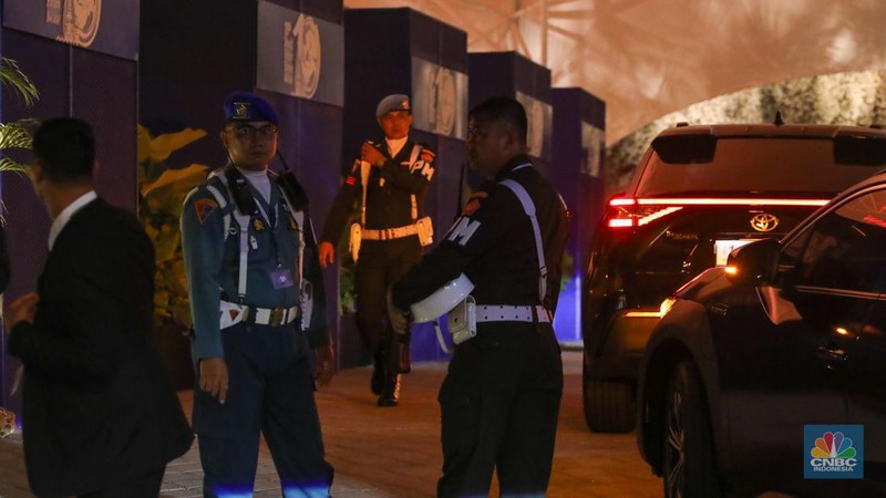 Sejumlah anggota Polisi Militer (PM) melakukan penjagaan saat berlangsungnya gala dinner World Water Forum ke-10 di kawasan Garuda Wisnu Kencana (GWK), Badung, Bali, Minggu (19/5/2024). (CNBC Indonesia/Faisal Rahman)
