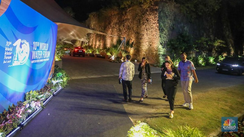 Sejumlah anggota Polisi Militer (PM) melakukan penjagaan saat berlangsungnya gala dinner World Water Forum ke-10 di kawasan Garuda Wisnu Kencana (GWK), Badung, Bali, Minggu (19/5/2024). (CNBC Indonesia/Faisal Rahman)