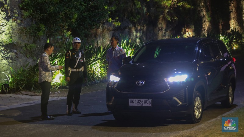 Sejumlah anggota Polisi Militer (PM) melakukan penjagaan saat berlangsungnya gala dinner World Water Forum ke-10 di kawasan Garuda Wisnu Kencana (GWK), Badung, Bali, Minggu (19/5/2024). (CNBC Indonesia/Faisal Rahman)