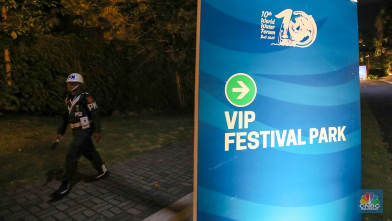Sejumlah anggota Polisi Militer (PM) melakukan penjagaan saat berlangsungnya gala dinner World Water Forum ke-10 di kawasan Garuda Wisnu Kencana (GWK), Badung, Bali, Minggu (19/5/2024). Sejumlah anggota Polisi Militer (PM) melakukan penjagaan saat berlangsungnya gala dinner World Water Forum ke-10 di kawasan Garuda Wisnu Kencana (GWK), Badung, Bali, Minggu (19/5/2024). (CNBC Indonesia/Faisal Rahman)