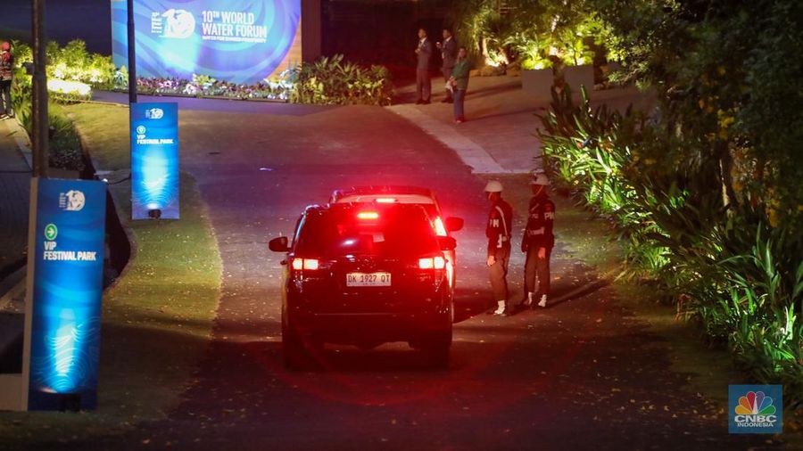 Sejumlah anggota Polisi Militer (PM) melakukan penjagaan saat berlangsungnya gala dinner World Water Forum ke-10 di kawasan Garuda Wisnu Kencana (GWK), Badung, Bali, Minggu (19/5/2024). (CNBC Indonesia/Faisal Rahman)