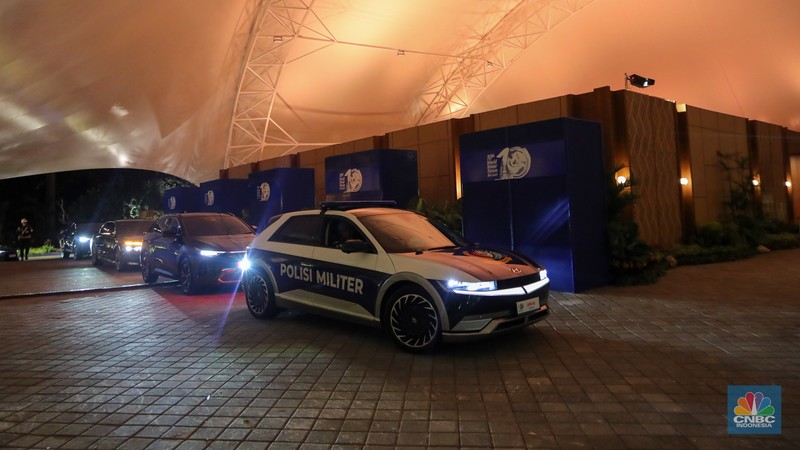 Sejumlah anggota Polisi Militer (PM) melakukan penjagaan saat berlangsungnya gala dinner World Water Forum ke-10 di kawasan Garuda Wisnu Kencana (GWK), Badung, Bali, Minggu (19/5/2024). Sejumlah anggota Polisi Militer (PM) melakukan penjagaan saat berlangsungnya gala dinner World Water Forum ke-10 di kawasan Garuda Wisnu Kencana (GWK), Badung, Bali, Minggu (19/5/2024). (CNBC Indonesia/Faisal Rahman)