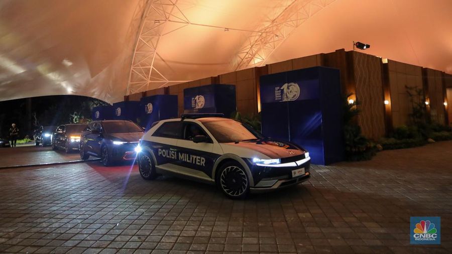 Sejumlah anggota Polisi Militer (PM) melakukan penjagaan saat berlangsungnya gala dinner World Water Forum ke-10 di kawasan Garuda Wisnu Kencana (GWK), Badung, Bali, Minggu (19/5/2024). (CNBC Indonesia/Faisal Rahman)