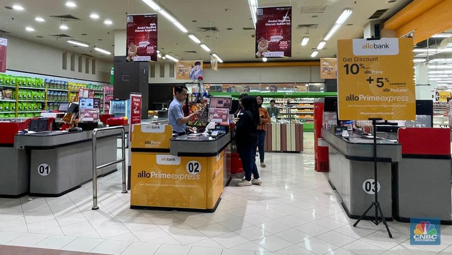 Sejumlah pengunjung melihat produk di Transmart ITC BSD, saat Transmart Full Day Sale berlangsung, Jakarta, Minggu (19/5/2024). (CNBC Indonesia/Teti Purwanti)