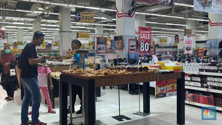 Sejumlah pengunjung melihat produk di Transmart ITC BSD, saat Transmart Full Day Sale berlangsung, Jakarta, Minggu (19/5/2024). (CNBC Indonesia/Teti Purwanti)