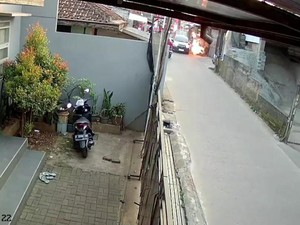 Viral Mobil Ugal-ugalan Tabrak Gerobak Kupat Tahu di Bandung