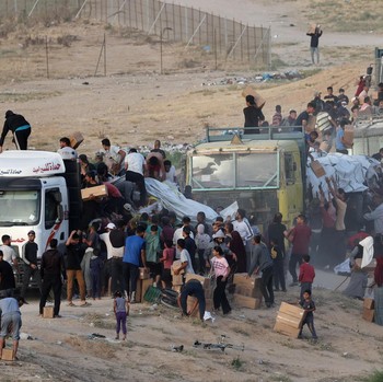 Potret Truk Bantuan Kemanusiaan Diserbu Warga Palestina, Saling Rebut!