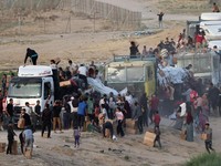 Potret Truk Bantuan Kemanusiaan Diserbu Warga Palestina, Saling Rebut!
