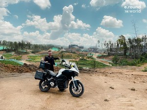 Bule Keliling Dunia Naik Motor Listrik, Kini Mendarat di IKN