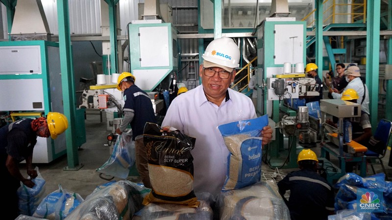 Direktur Utama (Dirut) Perum Bulog Bayu Krisnamurthi saat meninjau serapan gabah di SPP Karawang, Jawa Barat, Senin (20/5/2024). (CNBC Indonesia/Muhammad Sabki) Direktur Utama (Dirut) Perum Bulog Bayu Krisnamurthi saat meninjau serapan gabah di SPP Karawang, Jawa Barat, Senin (20/5/2024). (CNBC Indonesia/Muhammad Sabki)