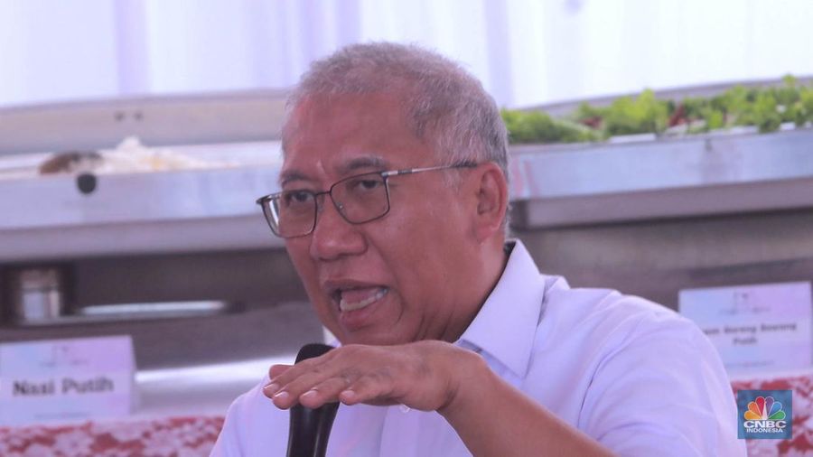 Direktur Utama (Dirut) Perum Bulog Bayu Krisnamurthi saat meninjau serapan gabah di SPP Karawang, Jawa Barat, Senin (20/5/2024). (²©²ÊÍøÕ¾/Muhammad Sabki)