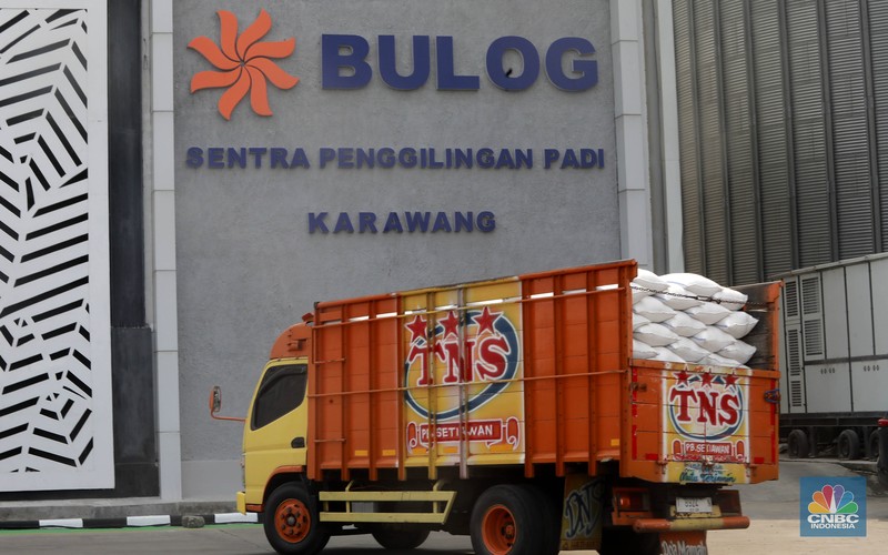 Direktur Utama (Dirut) Perum Bulog Bayu Krisnamurthi saat meninjau serapan gabah di SPP Karawang, Jawa Barat, Senin (20/5/2024). (CNBC Indonesia/Muhammad Sabki)