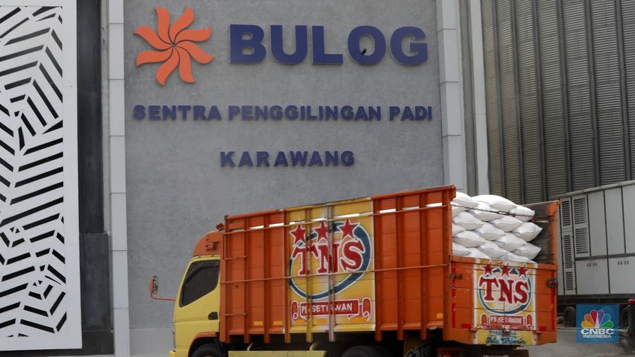 Direktur Utama (Dirut) Perum Bulog Bayu Krisnamurthi saat meninjau serapan gabah di SPP Karawang, Jawa Barat, Senin (20/5/2024). (CNBC Indonesia/Muhammad Sabki)