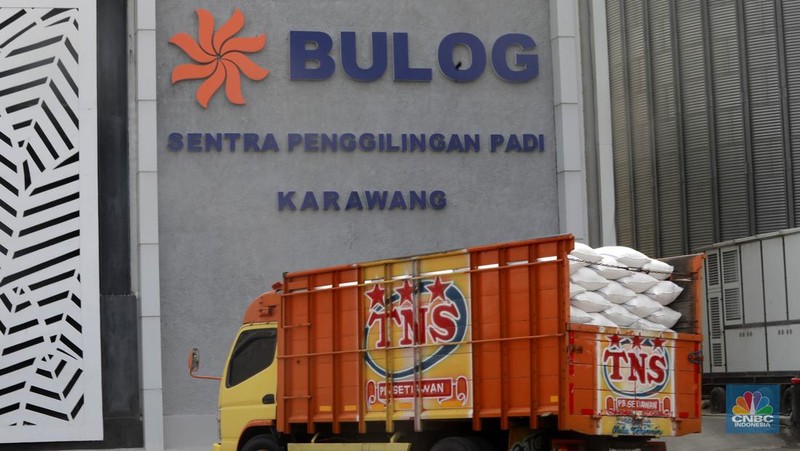 Direktur Utama (Dirut) Perum Bulog Bayu Krisnamurthi saat meninjau serapan gabah di SPP Karawang, Jawa Barat, Senin (20/5/2024). (CNBC Indonesia/Muhammad Sabki)