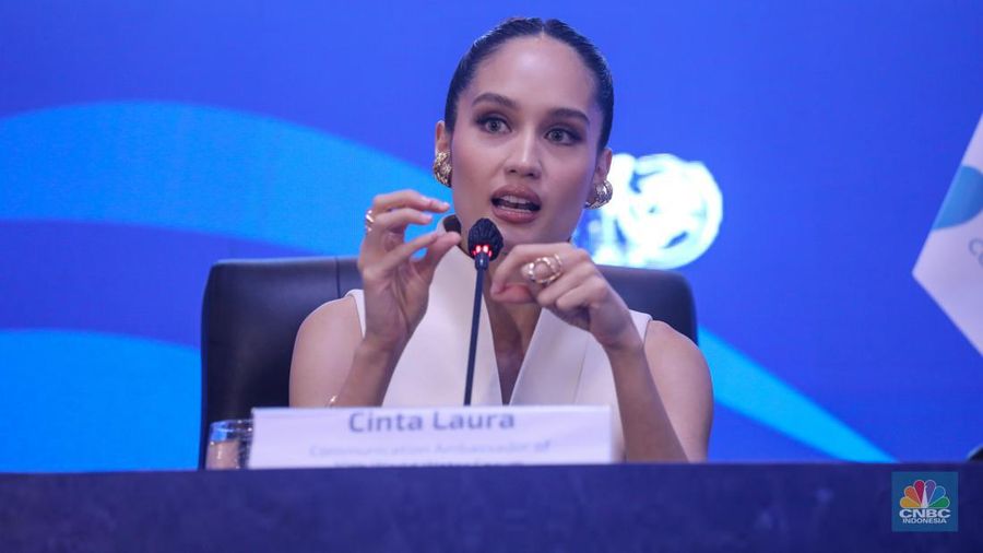 Duta Komunikasi World Water Forum ke-10, Cinta Laura menyampaikan pemaparan saat konferensi pers di Bali Nusa Dua Convention Center (BNDCC), Nusa Dua, Bali, Senin (20/5/2024). (CNBC Indonesia/Faisal Rahman)