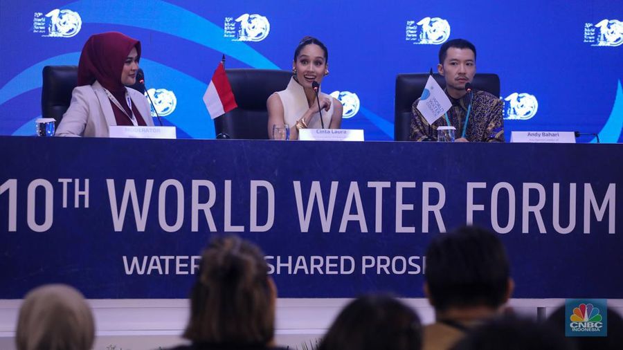 Duta Komunikasi World Water Forum ke-10, Cinta Laura menyampaikan pemaparan saat konferensi pers di Bali Nusa Dua Convention Center (BNDCC), Nusa Dua, Bali, Senin (20/5/2024). (CNBC Indonesia/Faisal Rahman)