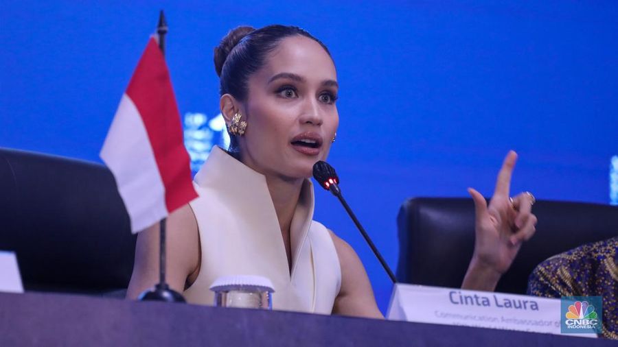 Duta Komunikasi World Water Forum ke-10, Cinta Laura menyampaikan pemaparan saat konferensi pers di Bali Nusa Dua Convention Center (BNDCC), Nusa Dua, Bali, Senin (20/5/2024). (CNBC Indonesia/Faisal Rahman)