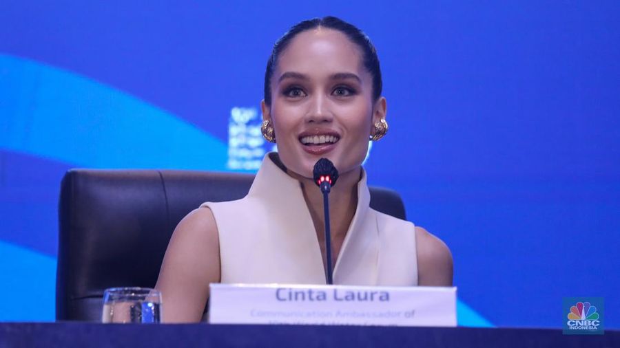 Duta Komunikasi World Water Forum ke-10, Cinta Laura menyampaikan pemaparan saat konferensi pers di Bali Nusa Dua Convention Center (BNDCC), Nusa Dua, Bali, Senin (20/5/2024). (CNBC Indonesia/Faisal Rahman)