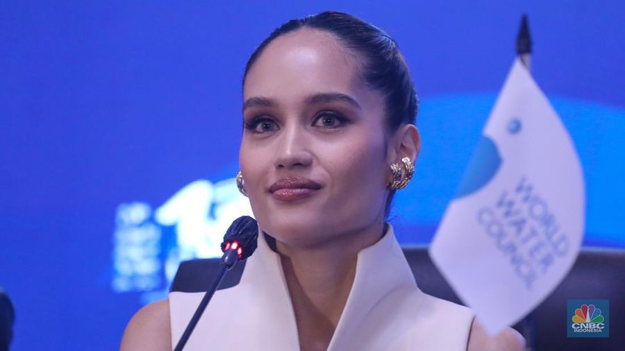 Duta Komunikasi World Water Forum ke-10, Cinta Laura menyampaikan pemaparan saat konferensi pers di Bali Nusa Dua Convention Center (BNDCC), Nusa Dua, Bali, Senin (20/5/2024). (CNBC Indonesia/Faisal Rahman)
