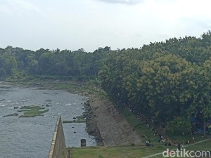 Flushing 2 Waduk di Blitar Jadi Tontonan Warga
