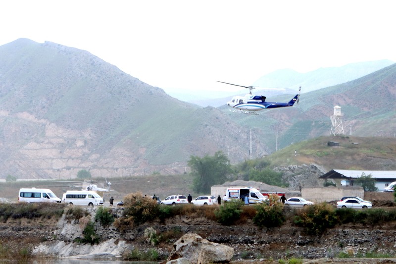 Kendaraan penyelamat terlihat setelah jatuhnya helikopter yang membawa Presiden Iran Ebrahim Raisi, di Varzaqan, Provinsi Azerbaijan Timur, Iran, 19 Mei 2024. Kendaraan penyelamat terlihat setelah jatuhnya helikopter yang membawa Presiden Iran Ebrahim Raisi, di Varzaqan, Provinsi Azerbaijan Timur, Iran, 19 Mei 2024. (Azin Haghighi/Moj News Agency/WANA (West Asia News Agency) via REUTERS)