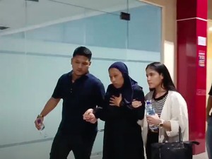 Tangis Istri Korban Pesawat Jatuh di BSD Saat Antar Pulang Jenazah dari RS