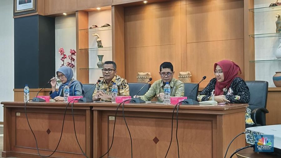 Juru Bicara Kemenperin Febri Hendri Antoni Arif (kedua dr kiri) saat jumpa pers 