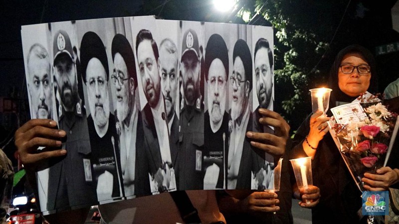 Orang-orang berkumpul untuk berduka atas meninggalnya mendiang Presiden Iran Ebrahim Raisi, di Teheran, Iran 20 Mei 2024. (Majid Asgaripour/WANA (West Asia News Agency) via REUTERS)