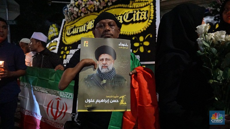 Orang-orang berkumpul untuk berduka atas meninggalnya mendiang Presiden Iran Ebrahim Raisi, di Teheran, Iran 20 Mei 2024. Orang-orang berkumpul untuk berduka atas meninggalnya mendiang Presiden Iran Ebrahim Raisi, di Teheran, Iran 20 Mei 2024. (Majid Asgaripour/WANA (West Asia News Agency) via REUTERS)