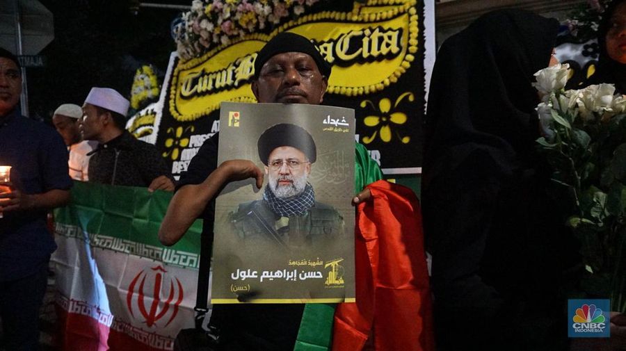 Orang-orang berkumpul untuk berduka atas meninggalnya mendiang Presiden Iran Ebrahim Raisi, di Teheran, Iran 20 Mei 2024. (Majid Asgaripour/WANA (West Asia News Agency) via REUTERS)