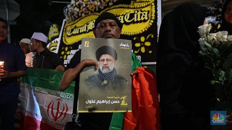 Orang-orang berkumpul untuk berduka atas meninggalnya mendiang Presiden Iran Ebrahim Raisi, di Teheran, Iran 20 Mei 2024. (Majid Asgaripour/WANA (West Asia News Agency) via REUTERS)
