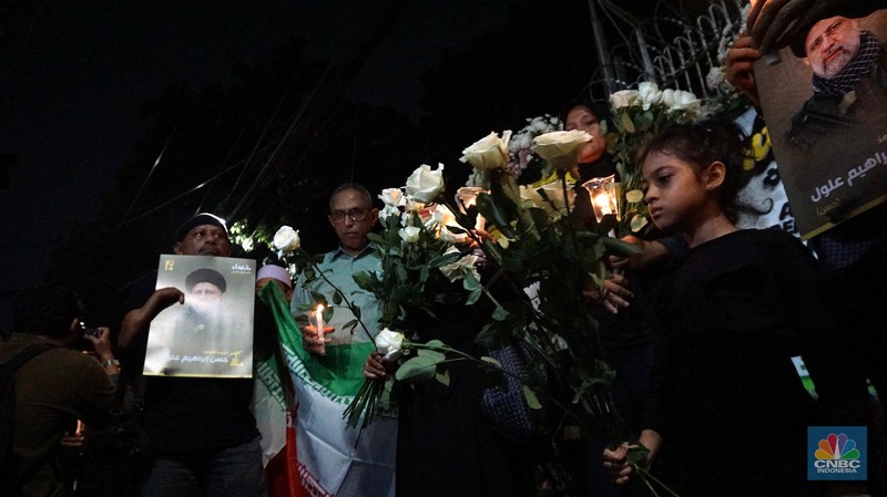 Massa dari solidaritas pejuang Palestina melakukan aksi dukungan moral dan solidaritas atas meninggalnya Presiden Iran, Menlu Iran dan rombonganya di depan Kedubes Iran, Jakarta, Senin, 20/5/2024). (CNBC Indonesia/Muhammad Sabki) Massa dari solidaritas pejuang Palestina melakukan aksi dukungan moral dan solidaritas atas meninggalnya Presiden Iran, Menlu Iran dan rombonganya di depan Kedubes Iran, Jakarta, Senin, 20/5/2024). (CNBC Indonesia/Muhammad Sabki)