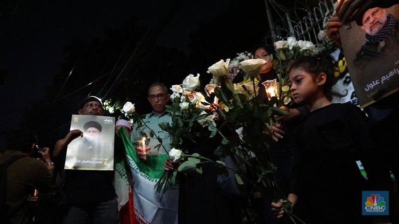Massa dari solidaritas pejuang Palestina melakukan aksi dukungan moral dan solidaritas atas meninggalnya Presiden Iran, Menlu Iran dan rombonganya di depan Kedubes Iran, Jakarta, Senin, 20/5/2024). (CNBC Indonesia/Muhammad Sabki)