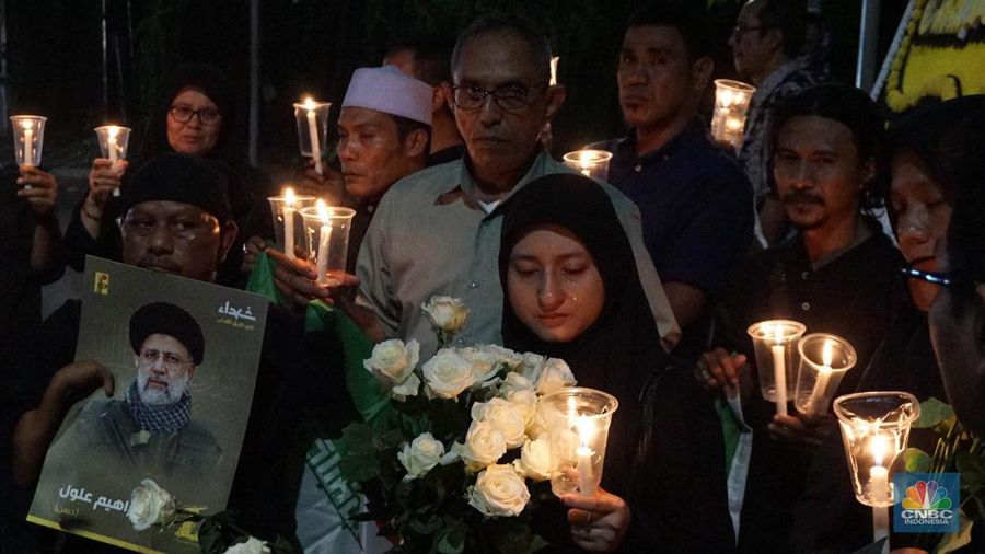 Massa dari solidaritas pejuang Palestina melakukan aksi dukungan moral dan solidaritas atas meninggalnya Presiden Iran, Menlu Iran dan rombonganya di depan Kedubes Iran, Jakarta, Senin, 20/5/2024). (²©²ÊÍøÕ¾/Muhammad Sabki)