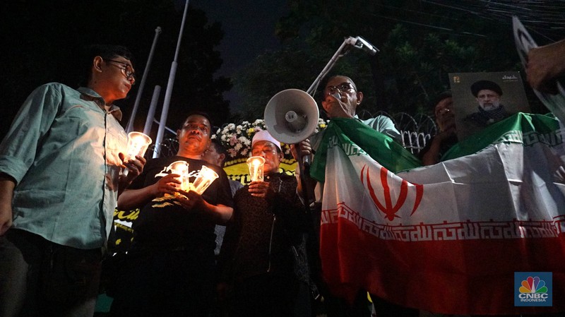 Massa dari solidaritas pejuang Palestina melakukan aksi dukungan moral dan solidaritas atas meninggalnya Presiden Iran, Menlu Iran dan rombonganya di depan Kedubes Iran, Jakarta, Senin, 20/5/2024). (CNBC Indonesia/Muhammad Sabki) Massa dari solidaritas pejuang Palestina melakukan aksi dukungan moral dan solidaritas atas meninggalnya Presiden Iran, Menlu Iran dan rombonganya di depan Kedubes Iran, Jakarta, Senin, 20/5/2024). (CNBC Indonesia/Muhammad Sabki)