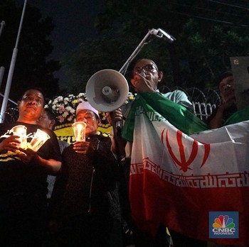 Potret Warga Gelar Aksi Solidaritas Doa Bersama di Depan Kedubes Iran