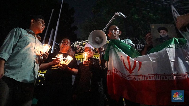Massa dari solidaritas pejuang Palestina melakukan aksi dukungan moral dan solidaritas atas meninggalnya Presiden Iran, Menlu Iran dan rombonganya di depan Kedubes Iran, Jakarta, Senin, 20/5/2024). (CNBC Indonesia/Muhammad Sabki)